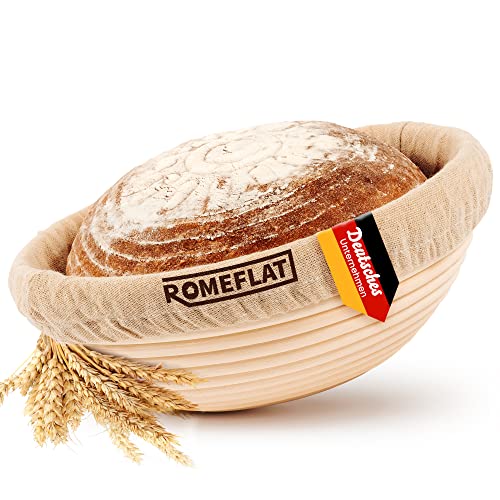 ROMEFLAT – Premium Gärkörbchen rund [22cm] mit Motiv inkl. Leineneinsatz für selbstgemachtes Brot I Gärkorb für 1kg Brotteige aus natürlichem Peddigrohr I Einzigartiges Brotbackkörbchen